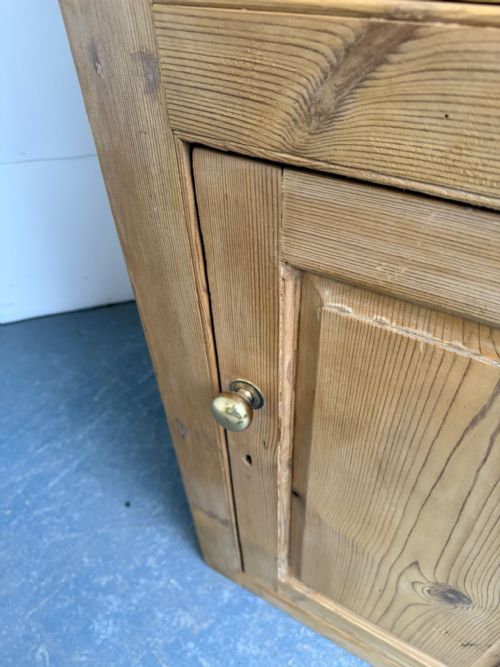 A FANTASTIC GEORGIAN ANTIQUE PINE TALL 3 DOOR 1 PIECE CORNER DRINKS CABINET - ADDITIONAL PHOTO 5