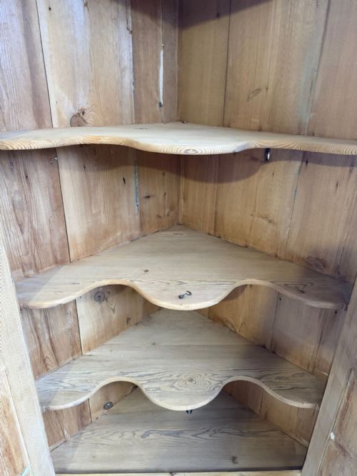 A FANTASTIC GEORGIAN ANTIQUE PINE TALL 3 DOOR 1 PIECE CORNER DRINKS CABINET - ADDITIONAL PHOTO 7