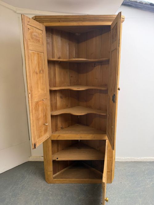 A FANTASTIC GEORGIAN ANTIQUE PINE TALL 3 DOOR 1 PIECE CORNER DRINKS CABINET - ADDITIONAL PHOTO 8
