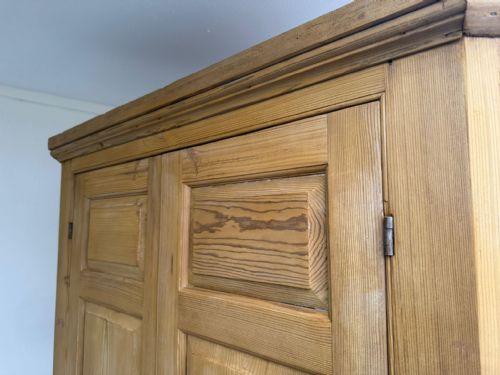 A FANTASTIC GEORGIAN ANTIQUE PINE TALL 3 DOOR 1 PIECE CORNER DRINKS CABINET - ADDITIONAL PHOTO 9