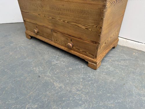 A CRACKING EARLY GEORGIAN WAXED ANTIQUE OLD PINE 2 DRAWER BOX - ADDITIONAL PHOTO 2