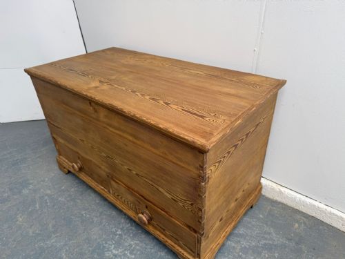 A CRACKING EARLY GEORGIAN WAXED ANTIQUE OLD PINE 2 DRAWER BOX - ADDITIONAL PHOTO 5