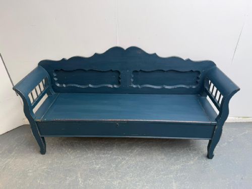 AN EARLY GEORGIAN ORIGINAL HUNGARIAN PAINTED BLUE ANTIQUE PINE 3 SEATER BENCH - ADDITIONAL PHOTO 4