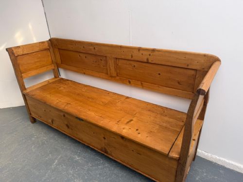 A LOVELY ORIGINAL HUNGARIAN ANTIQUE OLD PINE WAXED GEORGIAN 3 SEATER BENCH - ADDITIONAL PHOTO 3