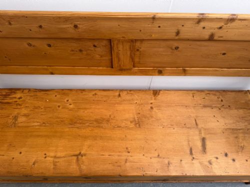 A LOVELY ORIGINAL HUNGARIAN ANTIQUE OLD PINE WAXED GEORGIAN 3 SEATER BENCH - ADDITIONAL PHOTO 2