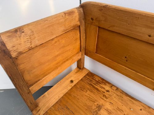 A LOVELY ORIGINAL HUNGARIAN ANTIQUE OLD PINE WAXED GEORGIAN 3 SEATER BENCH - ADDITIONAL PHOTO 4