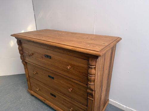AN EARLY VICTORIAN ANTIQUE OLD PINE HUNGARIAN WAXED 3 DRAWER CHEST OF DRAWERS - ADDITIONAL PHOTO 3