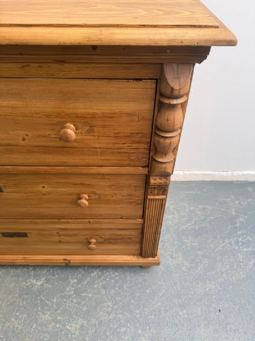 AN EARLY VICTORIAN ANTIQUE OLD PINE HUNGARIAN WAXED 3 DRAWER CHEST OF DRAWERS - ADDITIONAL PHOTO 4