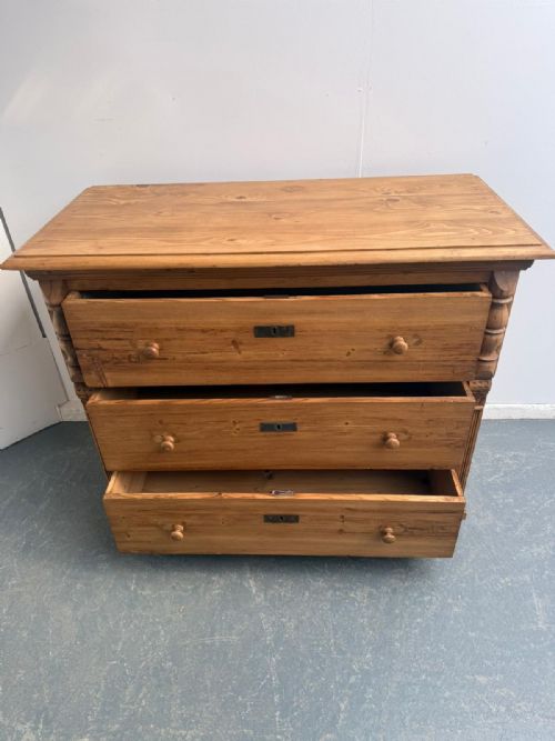 AN EARLY VICTORIAN ANTIQUE OLD PINE HUNGARIAN WAXED 3 DRAWER CHEST OF DRAWERS - ADDITIONAL PHOTO 5