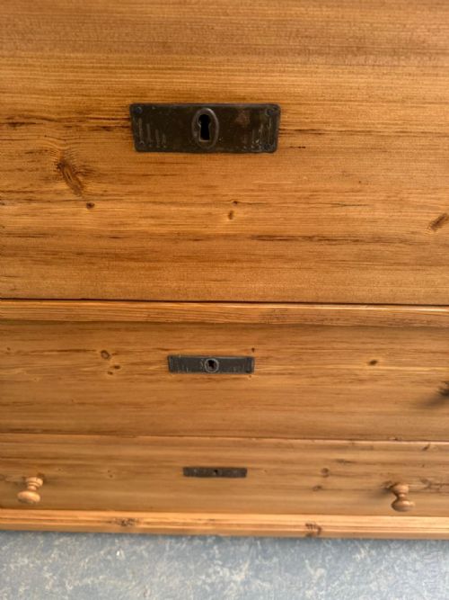 AN EARLY VICTORIAN ANTIQUE OLD PINE HUNGARIAN WAXED 3 DRAWER CHEST OF DRAWERS - ADDITIONAL PHOTO 6