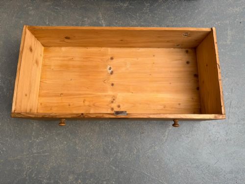 AN EARLY VICTORIAN ANTIQUE OLD PINE HUNGARIAN WAXED 3 DRAWER CHEST OF DRAWERS - ADDITIONAL PHOTO 7