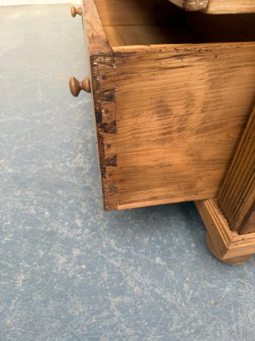 AN EARLY VICTORIAN ANTIQUE OLD PINE HUNGARIAN WAXED 3 DRAWER CHEST OF DRAWERS - ADDITIONAL PHOTO 8
