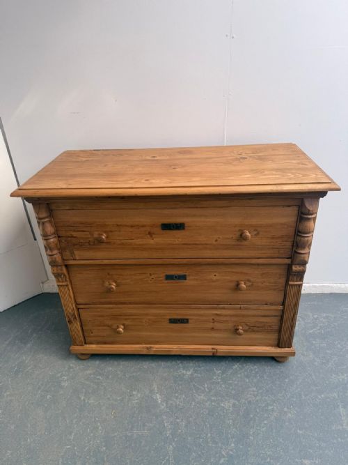 AN EARLY VICTORIAN ANTIQUE OLD PINE HUNGARIAN WAXED 3 DRAWER CHEST OF DRAWERS - ADDITIONAL PHOTO 9