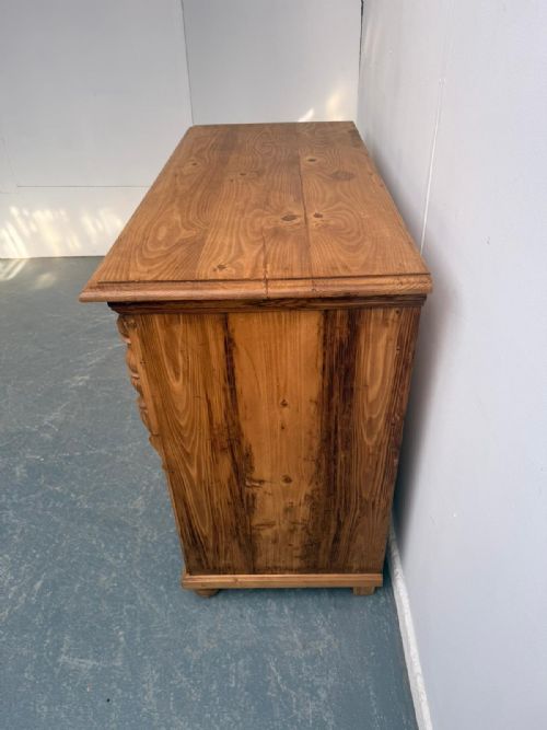 AN EARLY VICTORIAN ANTIQUE OLD PINE HUNGARIAN WAXED 3 DRAWER CHEST OF DRAWERS - ADDITIONAL PHOTO 10