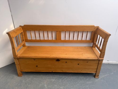 A LOVELY ORIGINAL HUNGARIAN SPINDLED PINE WAXED VICTORIAN 3 SEATER BENCH - ADDITIONAL PHOTO 2