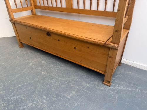 A LOVELY ORIGINAL HUNGARIAN SPINDLED PINE WAXED VICTORIAN 3 SEATER BENCH - ADDITIONAL PHOTO 3
