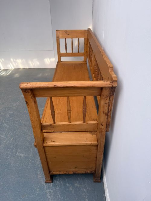 A LOVELY ORIGINAL HUNGARIAN SPINDLED PINE WAXED VICTORIAN 3 SEATER BENCH - ADDITIONAL PHOTO 6