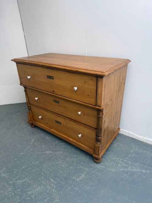 A MASSIVE VICTORIAN ANTIQUE OLD PINE HUNGARIAN WAXED 3 DRAWER CHEST OF DRAWERS