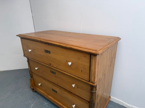 A MASSIVE VICTORIAN ANTIQUE OLD PINE HUNGARIAN WAXED 3 DRAWER CHEST OF DRAWERS - ADDITIONAL PHOTO 1