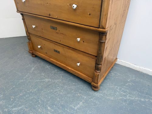 A MASSIVE VICTORIAN ANTIQUE OLD PINE HUNGARIAN WAXED 3 DRAWER CHEST OF DRAWERS - ADDITIONAL PHOTO 2