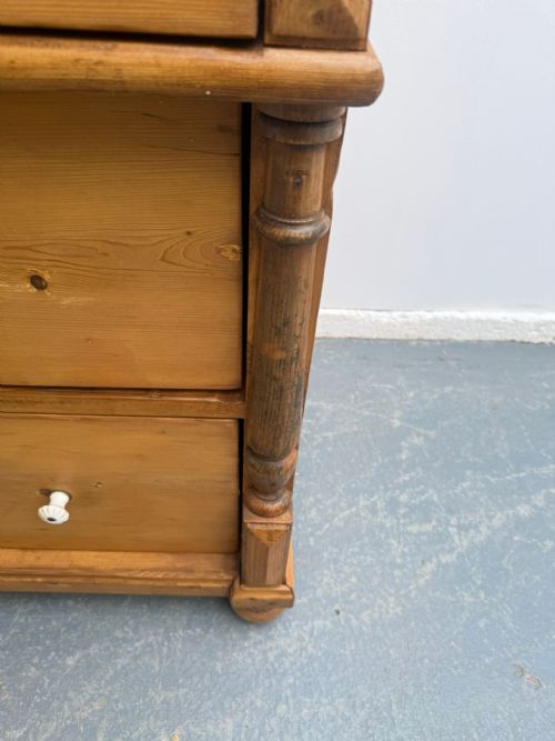 A MASSIVE VICTORIAN ANTIQUE OLD PINE HUNGARIAN WAXED 3 DRAWER CHEST OF DRAWERS - ADDITIONAL PHOTO 3