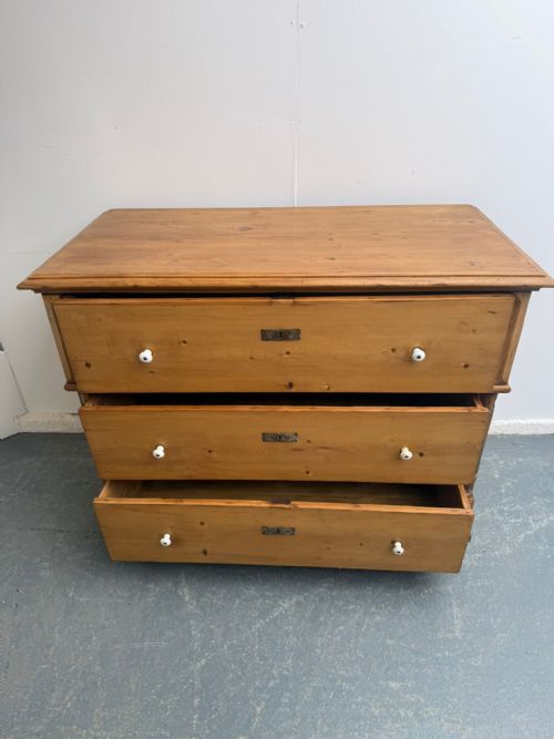A MASSIVE VICTORIAN ANTIQUE OLD PINE HUNGARIAN WAXED 3 DRAWER CHEST OF DRAWERS - ADDITIONAL PHOTO 4