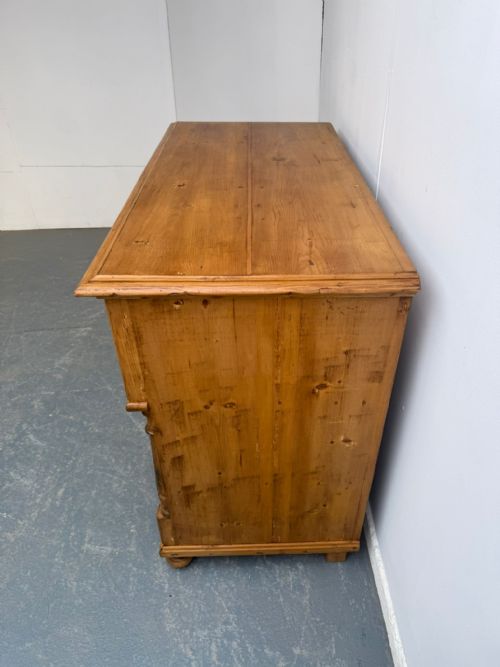 A MASSIVE VICTORIAN ANTIQUE OLD PINE HUNGARIAN WAXED 3 DRAWER CHEST OF DRAWERS - ADDITIONAL PHOTO 5