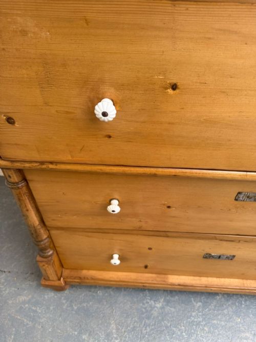 A MASSIVE VICTORIAN ANTIQUE OLD PINE HUNGARIAN WAXED 3 DRAWER CHEST OF DRAWERS - ADDITIONAL PHOTO 6