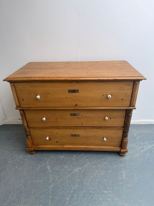 A MASSIVE VICTORIAN ANTIQUE OLD PINE HUNGARIAN WAXED 3 DRAWER CHEST OF DRAWERS - ADDITIONAL PHOTO 7