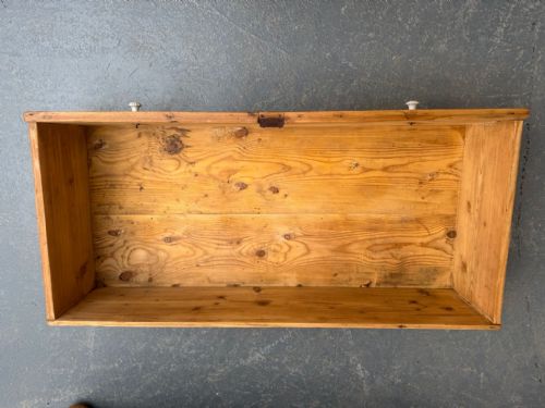 A MASSIVE VICTORIAN ANTIQUE OLD PINE HUNGARIAN WAXED 3 DRAWER CHEST OF DRAWERS - ADDITIONAL PHOTO 8