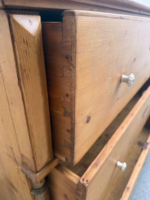 A MASSIVE VICTORIAN ANTIQUE OLD PINE HUNGARIAN WAXED 3 DRAWER CHEST OF DRAWERS - ADDITIONAL PHOTO 9