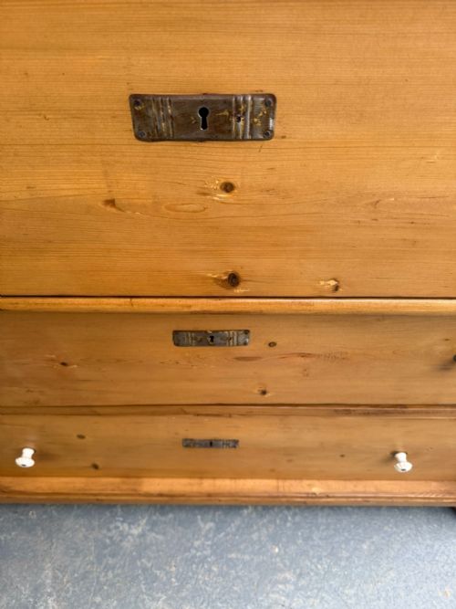 A MASSIVE VICTORIAN ANTIQUE OLD PINE HUNGARIAN WAXED 3 DRAWER CHEST OF DRAWERS - ADDITIONAL PHOTO 10