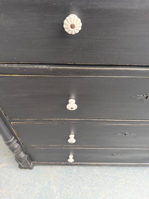 A MINT CLEAN PAINTED BLACK ORIGINAL HUNGARIAN 4DRAWER VICTORIAN CHEST OF DRAWERS - ADDITIONAL PHOTO 4