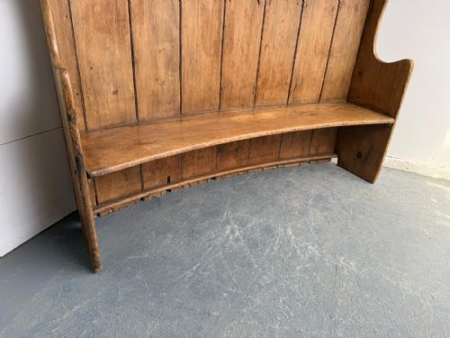 A SUPERB ORIGINAL EARLY VICTORIAN ANTIQUE PINE WAXED BARREL 3 SEATER SETTLE - ADDITIONAL PHOTO 1