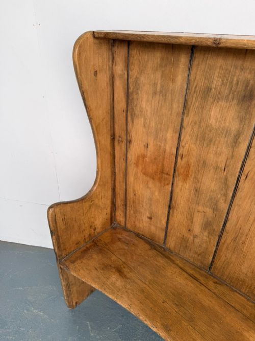 A SUPERB ORIGINAL EARLY VICTORIAN ANTIQUE PINE WAXED BARREL 3 SEATER SETTLE - ADDITIONAL PHOTO 5