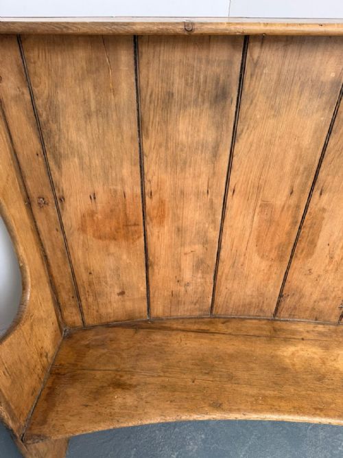 A SUPERB ORIGINAL EARLY VICTORIAN ANTIQUE PINE WAXED BARREL 3 SEATER SETTLE - ADDITIONAL PHOTO 6