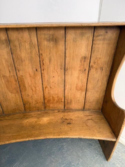 A SUPERB ORIGINAL EARLY VICTORIAN ANTIQUE PINE WAXED BARREL 3 SEATER SETTLE - ADDITIONAL PHOTO 7