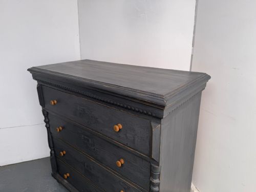 A LOVELY PAINTED MID GREY ORIGINAL HUNGARIAN 4 DRAWER VICTORIAN CHEST OF DRAWERS - ADDITIONAL PHOTO 2