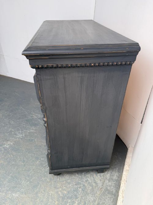 A LOVELY PAINTED MID GREY ORIGINAL HUNGARIAN 4 DRAWER VICTORIAN CHEST OF DRAWERS - ADDITIONAL PHOTO 3