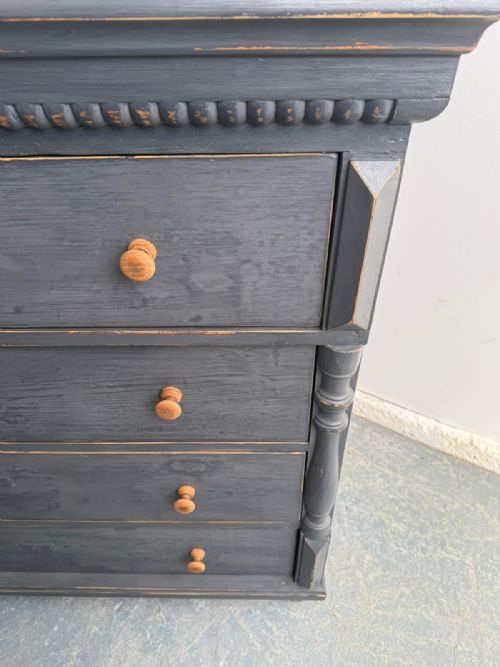 A LOVELY PAINTED MID GREY ORIGINAL HUNGARIAN 4 DRAWER VICTORIAN CHEST OF DRAWERS - ADDITIONAL PHOTO 4