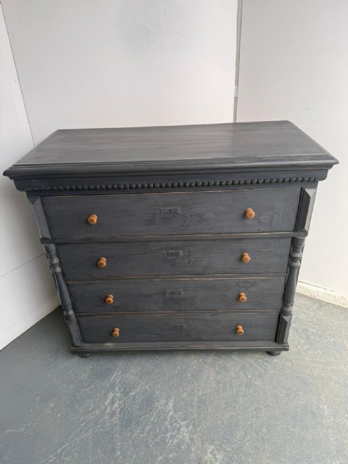 A LOVELY PAINTED MID GREY ORIGINAL HUNGARIAN 4 DRAWER VICTORIAN CHEST OF DRAWERS - ADDITIONAL PHOTO 5