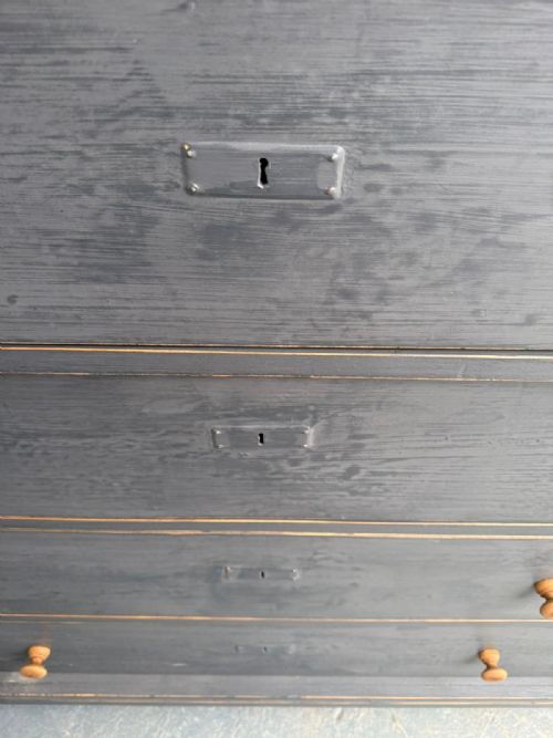 A LOVELY PAINTED MID GREY ORIGINAL HUNGARIAN 4 DRAWER VICTORIAN CHEST OF DRAWERS - ADDITIONAL PHOTO 6