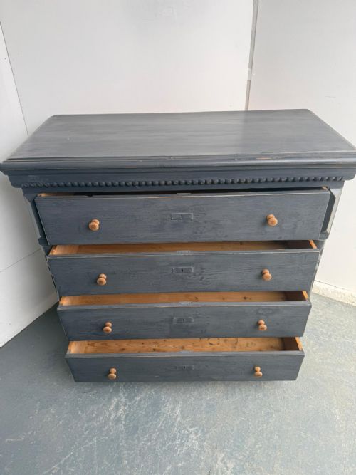 A LOVELY PAINTED MID GREY ORIGINAL HUNGARIAN 4 DRAWER VICTORIAN CHEST OF DRAWERS - ADDITIONAL PHOTO 7