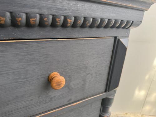 A LOVELY PAINTED MID GREY ORIGINAL HUNGARIAN 4 DRAWER VICTORIAN CHEST OF DRAWERS - ADDITIONAL PHOTO 8