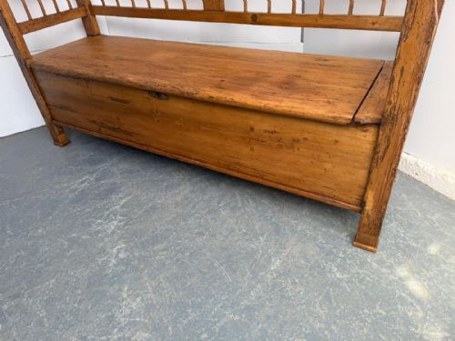 A LOVELY ANTIQUE GEORGIAN PINE WAXED ORIGINAL HUNGARIAN 23 SEATER SETTLE - ADDITIONAL PHOTO 1