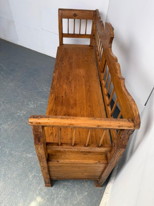 A LOVELY ANTIQUE GEORGIAN PINE WAXED ORIGINAL HUNGARIAN 23 SEATER SETTLE - ADDITIONAL PHOTO 2