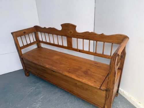 A LOVELY ANTIQUE GEORGIAN PINE WAXED ORIGINAL HUNGARIAN 23 SEATER SETTLE - ADDITIONAL PHOTO 3