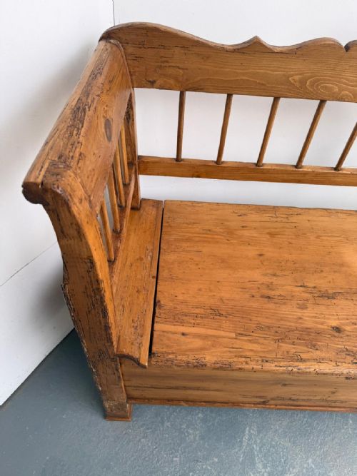 A LOVELY ANTIQUE GEORGIAN PINE WAXED ORIGINAL HUNGARIAN 23 SEATER SETTLE - ADDITIONAL PHOTO 5
