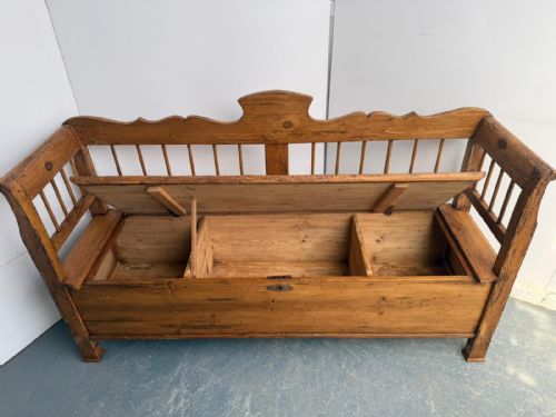 A LOVELY ANTIQUE GEORGIAN PINE WAXED ORIGINAL HUNGARIAN 23 SEATER SETTLE - ADDITIONAL PHOTO 7