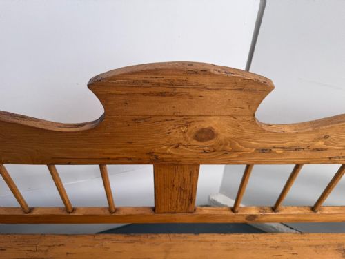 A LOVELY ANTIQUE GEORGIAN PINE WAXED ORIGINAL HUNGARIAN 23 SEATER SETTLE - ADDITIONAL PHOTO 8